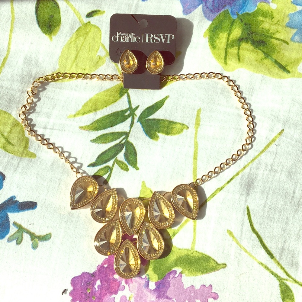 Gold colored teardrop necklace with earrings